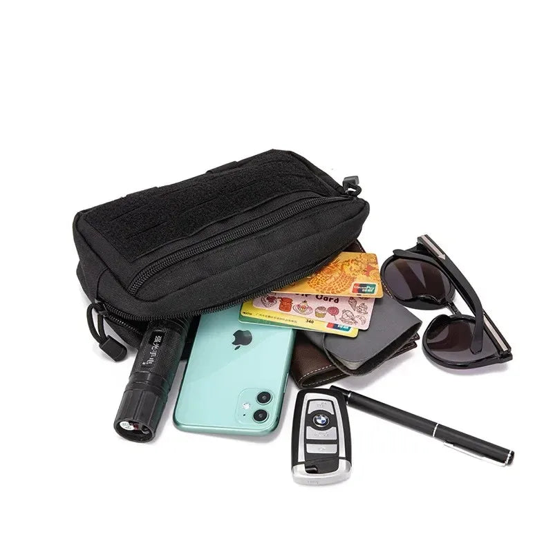 sacoche compacte et pratique concue pour trasporter et orgager facilement les petits objets du quotidien ....