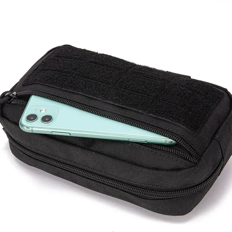 sacoche compacte et pratique concue pour trasporter et orgager facilement les petits objets du quotidien ....